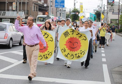 デモ行進する参加者。先頭は伊藤氏＝2013年6月22日、さいたま市