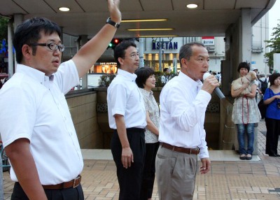 政治を動かしていくと決意を語る（左から）辻、塩川、伊藤の各氏＝2013年7月22日、さいたま市