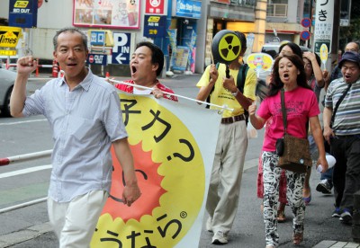 「原発いらない」と声をあげるデモ参加者＝2013年7月28日、さいたま市