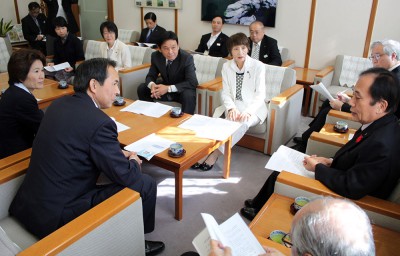 上田知事（右側中央）に要望する県議・県議候補ら＝2014年10月24日、埼玉県庁