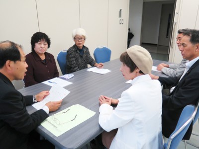 小島部長（左端）に申し入れる党県議団＝2015年9月17日、埼玉県庁内