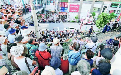 （写真）志位和夫委員長を迎えて開かれた街頭演説で訴えを聞く人たち＝27日、埼玉県川越市