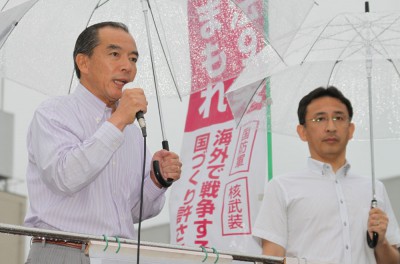 党の躍進を訴える伊藤候補（左）と塩川衆院議員＝2013年6月26日、春日部市
