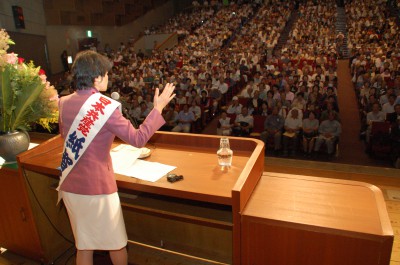 訴える紙智子参院議員＝2013年6月3日、川越市