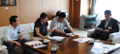 桐淵博教育長（右）に要請する安部県委員長（左から２人目）、加川市議（左）＝１７日、さいたま市