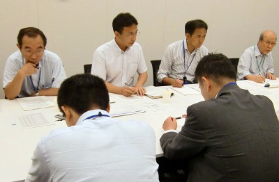 大宮駐屯地で化学物質の製造・使用について説明を受ける（左から）神田さいたま市議、塩川衆院議員、村岡県議ら＝2013年7月24日、衆院第2議員会館