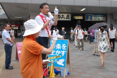 大宮駅東口前のロングラン宣伝で訴える塩川衆院議員=１４日。