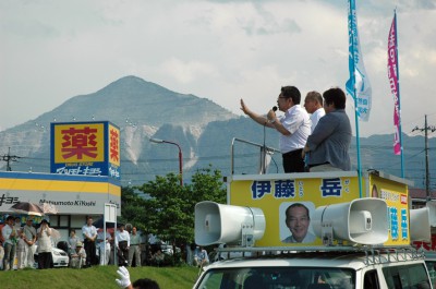武甲山の麓、秩父市内な小池晃副委員長の応援をうけて。