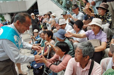 聴衆と握手する伊藤岳候補＝２０日、川越駅東口　クレアモール前