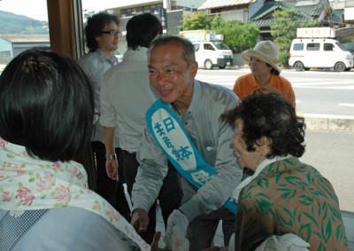 ときがわ町役場前で
