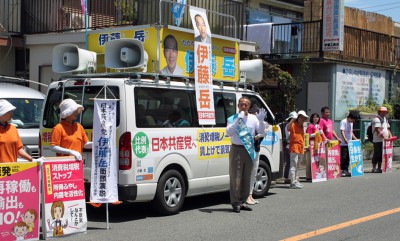 所沢市内で訴える伊藤候補＝15日。