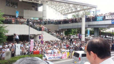 ２０００人の聴衆に訴える志位委員長と伊藤岳候補＝２０日、川越駅東口クレアモール前