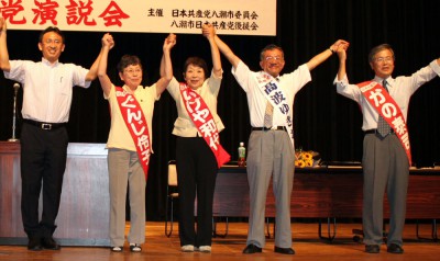 声援を受ける（右から）かの、高波、いけや、ぐんじ、塩川の各氏＝2013年8月18日、八潮市