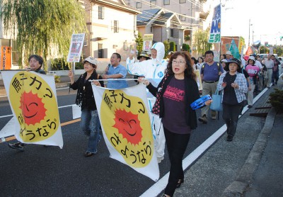 「原発いらない」と訴えて歩くデモ参加者＝2013年9月29日、埼玉県狭山市