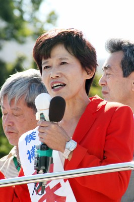 第一声で訴える並木としえ候補=2013年10月13日、春日部市