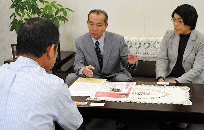 経済団体と懇談する伊藤氏（奥左）ら＝2013年11月7日、さいたま市