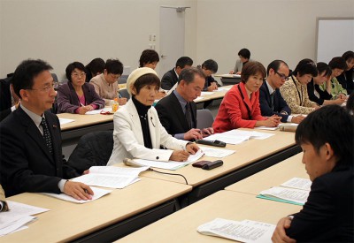 国の担当者（手前）に要請する（前列左から）塩川、柳下の各氏ら＝2013年11月22日、参院議員会館