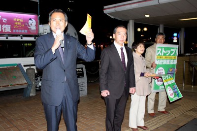 街頭宣伝する（左から）村岡県議、伊藤氏、守谷市議＝2013年11月26日、さいたま市