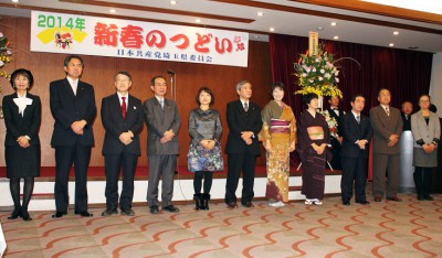 紹介される県議候補、さいたま市議候補＝2014年1月6日、さいたま市