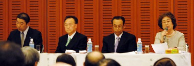 討論会で発言する峯氏（右）＝2014年1月31日、川口市