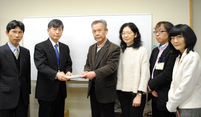請願を提出し、保険料引き下げを求める埼玉社保協の人たち（右側）＝2014年2月14日、さいたま市
