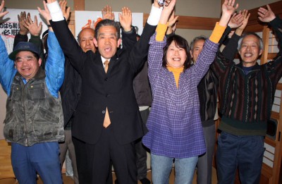 当選を喜ぶ野原氏（左から2人目）＝2014年2月16日、ときがわ町