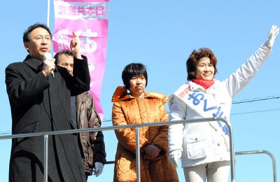 塩川衆院議員（左）の応援を受け、声援に応えるおくだ智子候補（右）＝2014年2月22日、川口市