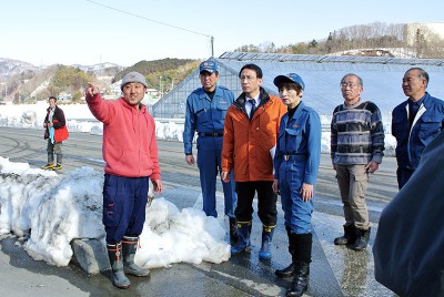 被害農家から話を聞く（右側3人目から）柳下県議、塩川衆院議員、村岡県議＝2014年2月23日、秩父市