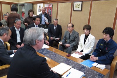 埼玉県農民連の要請に同席し岩﨑副知事（手前）と懇談する紙氏（右端）と党県議団ら＝2014年2月25日、埼玉県庁