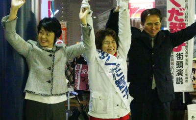 声援に応える（左から）紙参院議員、おくだ候補、村岡県議＝2014年2月27日、川口市