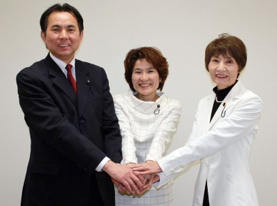 柳下（右）、村岡（左）両県議とがっちり握手する奥田氏（中央）＝2014年3月3日、県議会