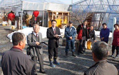 埼玉県秩父市の下吉田地区で被災農家から話を聞く塩川議員（左から3人目）＝2014年3月4日
