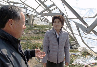 山口さん（左）から被害状況や要望を聞く奥田県議（右）＝2014年3月9日、深谷市