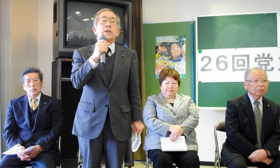 決意表明する右から、斎藤かつしげ、出浦あきえ、新井こういち、山中すすむの各氏＝2014年3月9日、秩父市