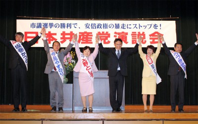 声援に応える（左から）坂巻、今尾、大野、塩川、並木、うづきの各氏＝2014年3月16日、春日部市