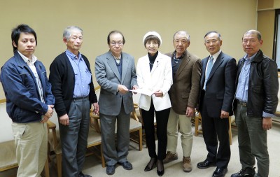 埼玉農民連の要請書を受け取る柳下県議（右から4人目）＝2014年3月20日、埼玉県庁内