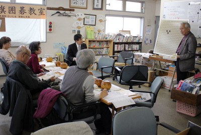 講義する大澤さん（右端）＝2014年3月27日、さいたま市
