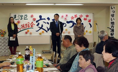 いっせい地方選への決意を述べる（左から）とば市議候補、青柳県議候補、戸島市議候補