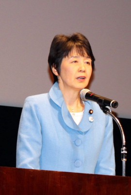 講演する紙智子参院議員＝2014年4月5日、越谷市