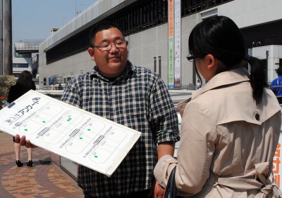 シールアンケートに答える新入生＝2014年4月8日、さいたま市