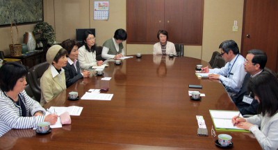 懇談の様子＝2014年4月14日、蓮田市