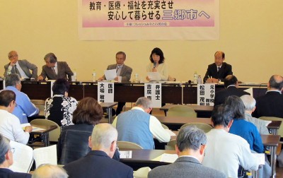 市民に対し問題提起するパネリスト＝2014年4月19日、三郷市