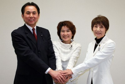 3人になった党県議団。右から柳下、奥田、村岡の各氏