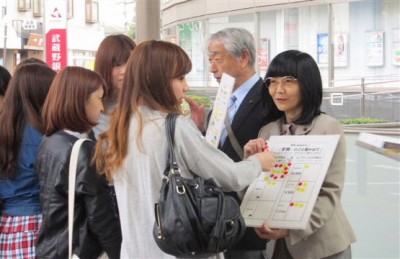 学生と対話する党市議＝2014年4月23日、新座市