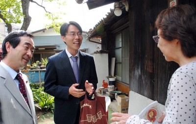 加川市議（左）とともに市民と対話する松村候補（中央）＝2014年4月28日、さいたま市緑区