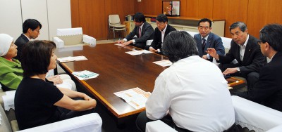 市の担当者（手前）に党のアピールを紹介する山崎市議団長（右側手前）ら＝2014年5月16日、さいたま市役所