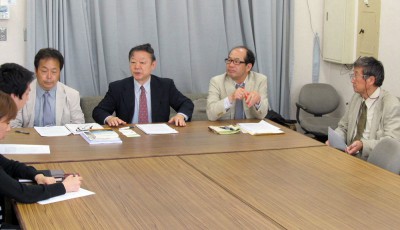 公開質問状の提出について記者会見する早川会長（右から3人目）ら＝2014年5月27日、埼玉県庁