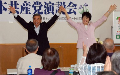 いっせい地方選勝利へ決意を語った（左から）山崎市議、紙参院議員＝2014年5月25日、さいたま市