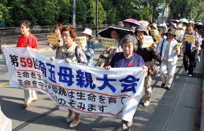 パレードする参加者＝2014年5月31日、和光市