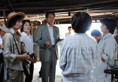 被害農家（右2人）から話を聞く（左から）柳下、奥田、村岡各氏＝2014年6月2日、熊谷市